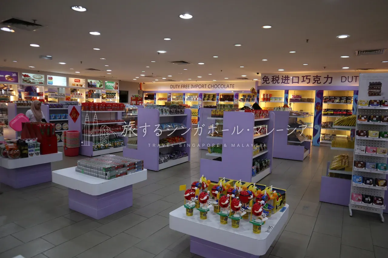 左:チェナンモール内のケンタッキー。ちょっとファーストフードが欲しいときに便利。右:2Fの免税店は割と大きめ。