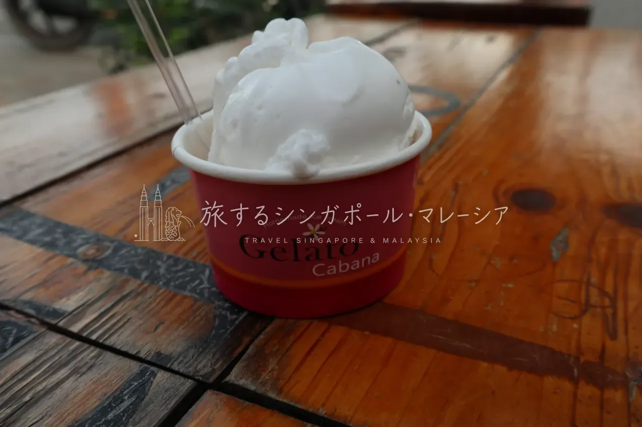 近くにベンチがあり、すぐ裏はビーチ。好きな場所で食べられるのが嬉しい。
