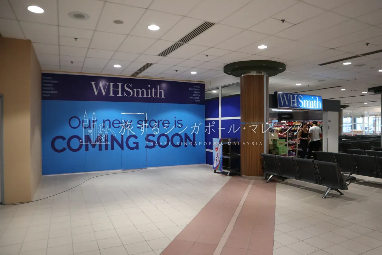 国内線側のお店は、コンビニ（WH Smith）が中心。ガラス越しに見える国際線側も同様で、設備は本当に最小限です。