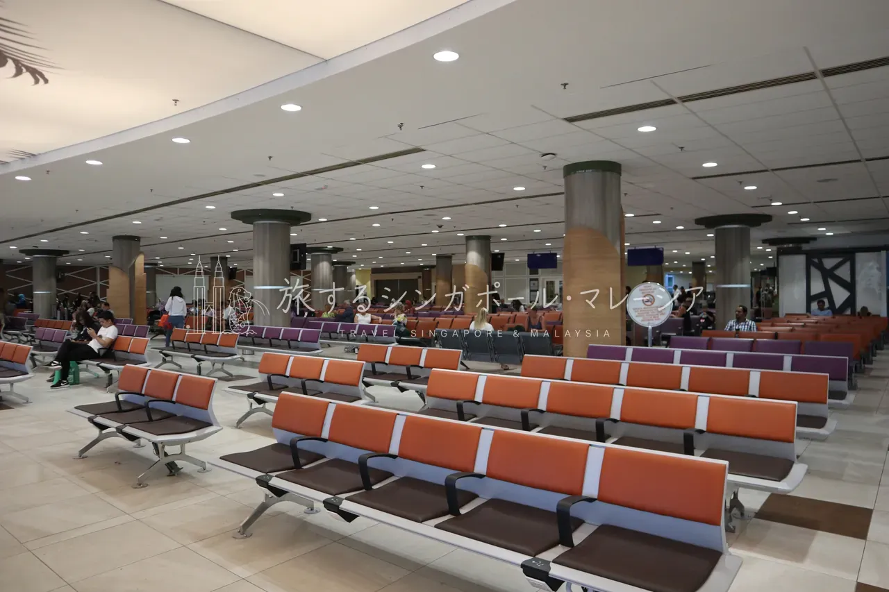 待機エリア。手荷物検査さえ抜ければあとは座って待つだけ。小さい空港ゆえ、時間つぶしの選択肢は多くありません。