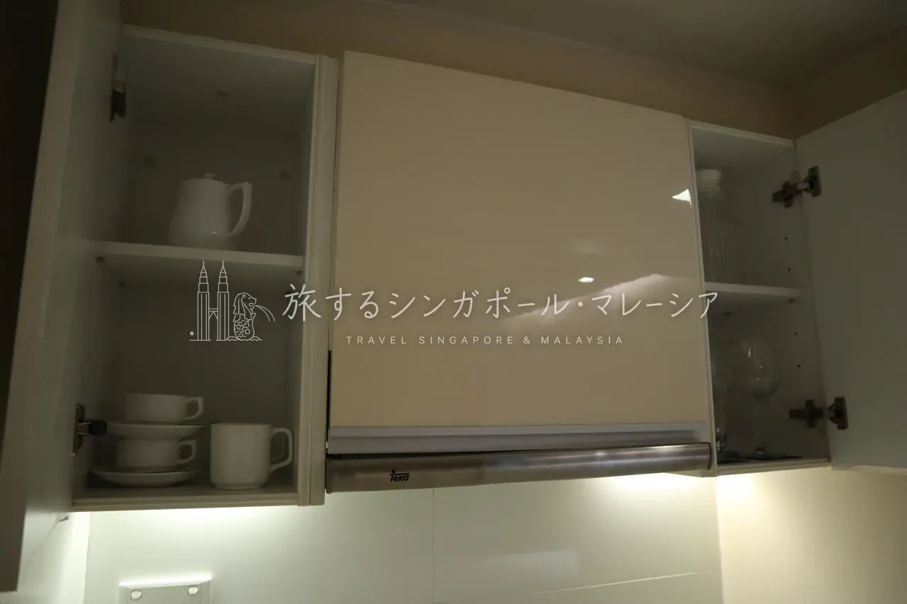吊り戸棚には急須・カップ・グラス、引き出しにはカトラリー一式。食器までしっかり揃っている。