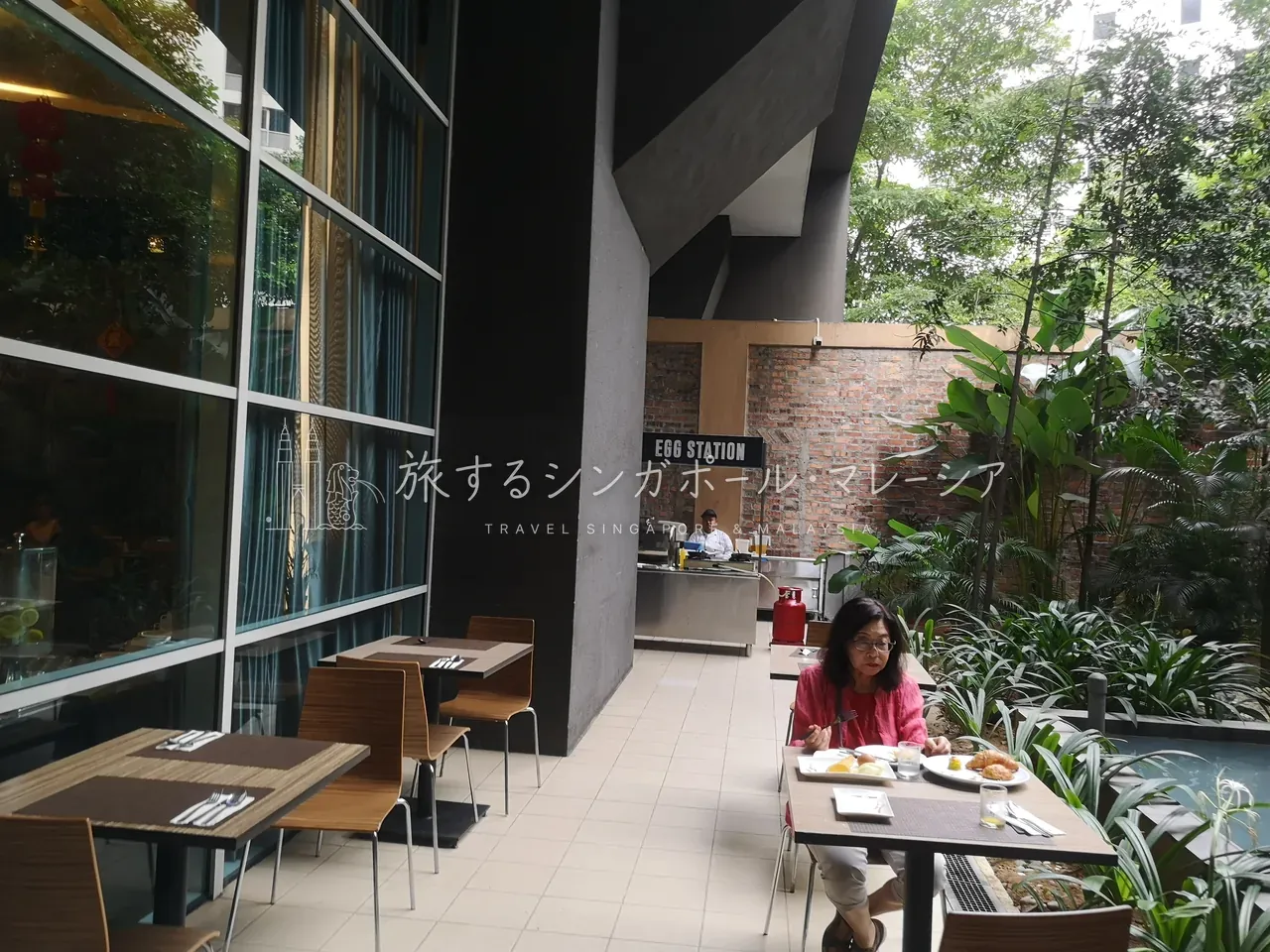 左:スナックや飲み物が並ぶコンビニ型の売店。右:朝食は中庭のテラス席もあり、Egg Stationで卵料理を焼いてもらえます。