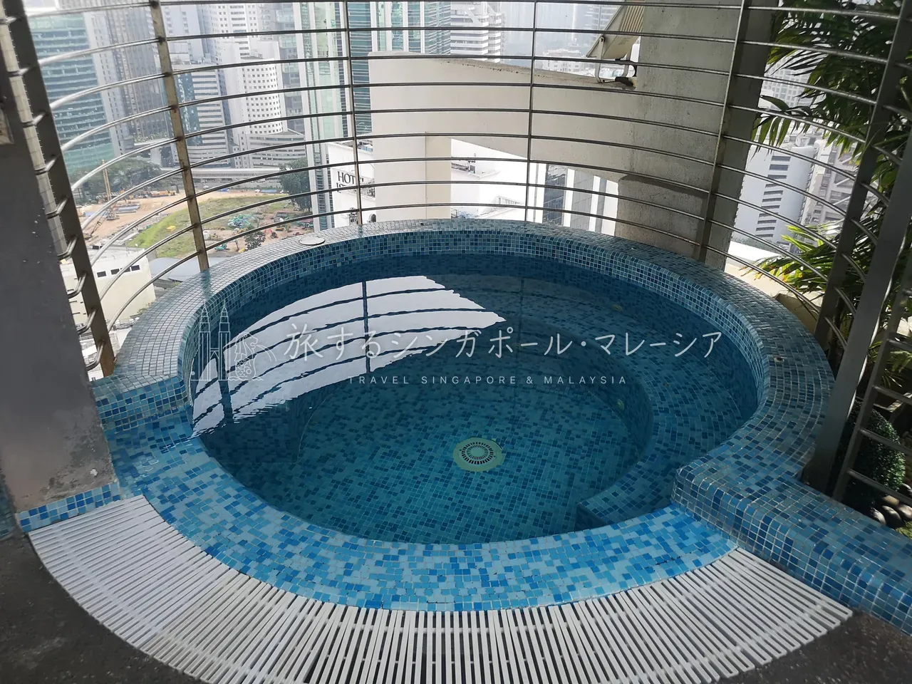 左:朝のインフィニティプール。水面がビル群を映してとても美しい。右:屋上のジャグジーでもう一段リラックス。