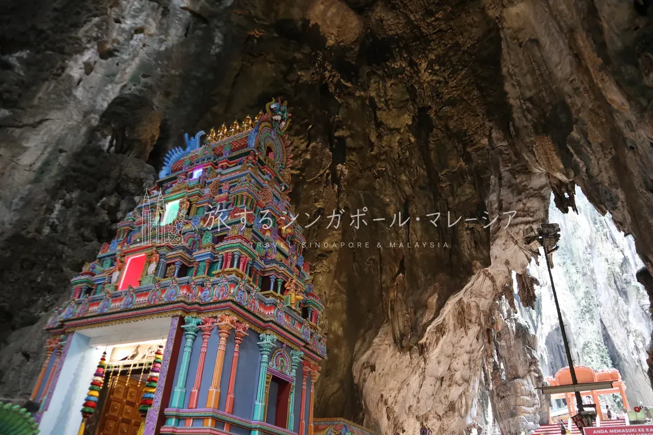 洞窟内の極彩色の寺院