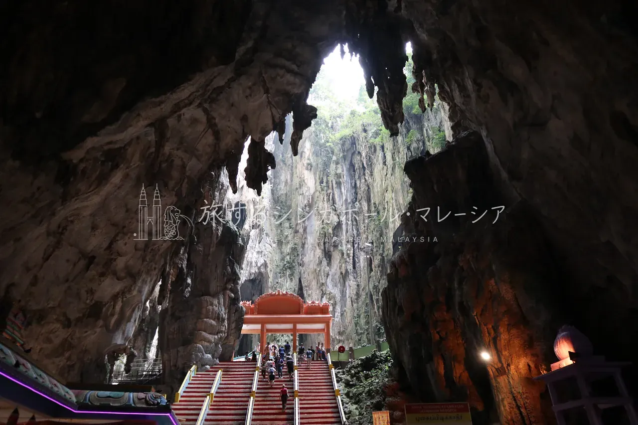 奥に進むとさらに階段があり、その先にも寺院が。この天井の高さと寺院の組み合わせに、ただ圧倒されます。