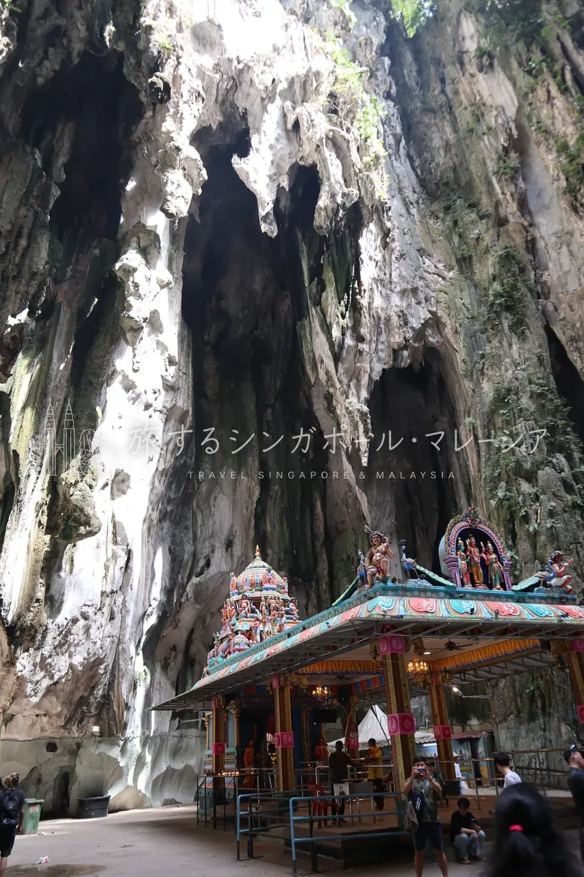 奥に進むとさらに階段があり、その先にも寺院が。この天井の高さと寺院の組み合わせに、ただ圧倒されます。