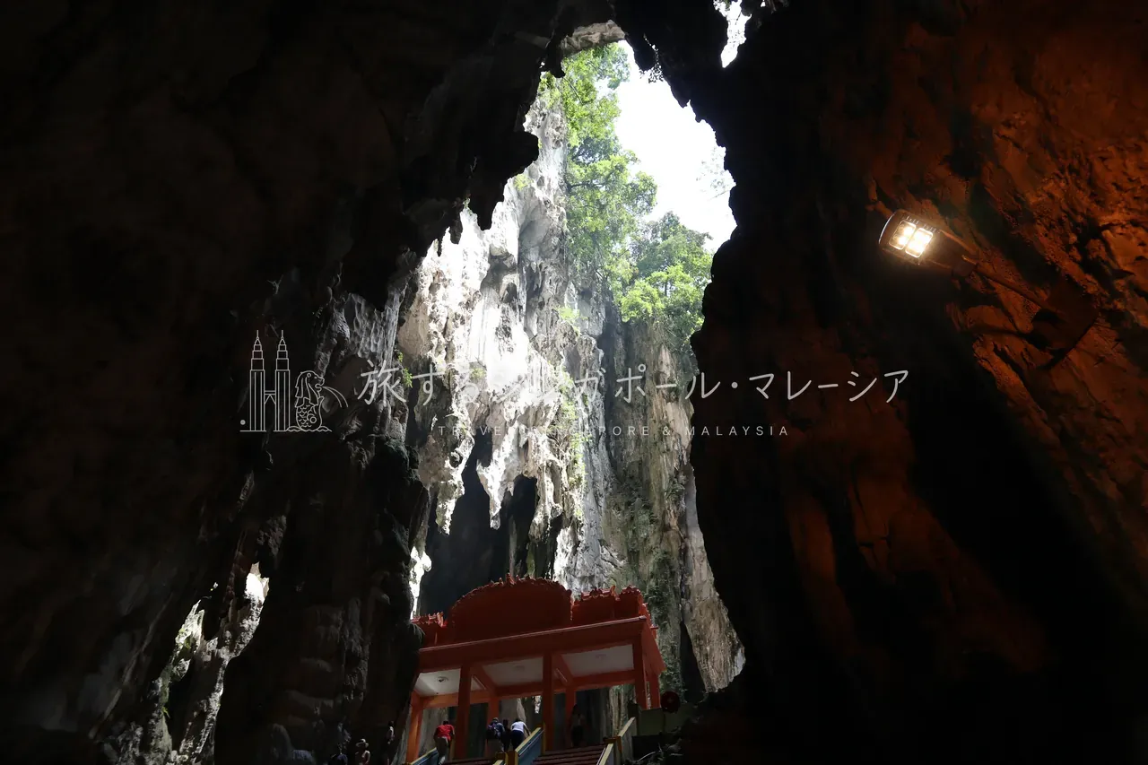 異国感のある寺院が、すごい高さの鍾乳洞の中にある——非常に見ごたえがあります。これぞ必見の光景。