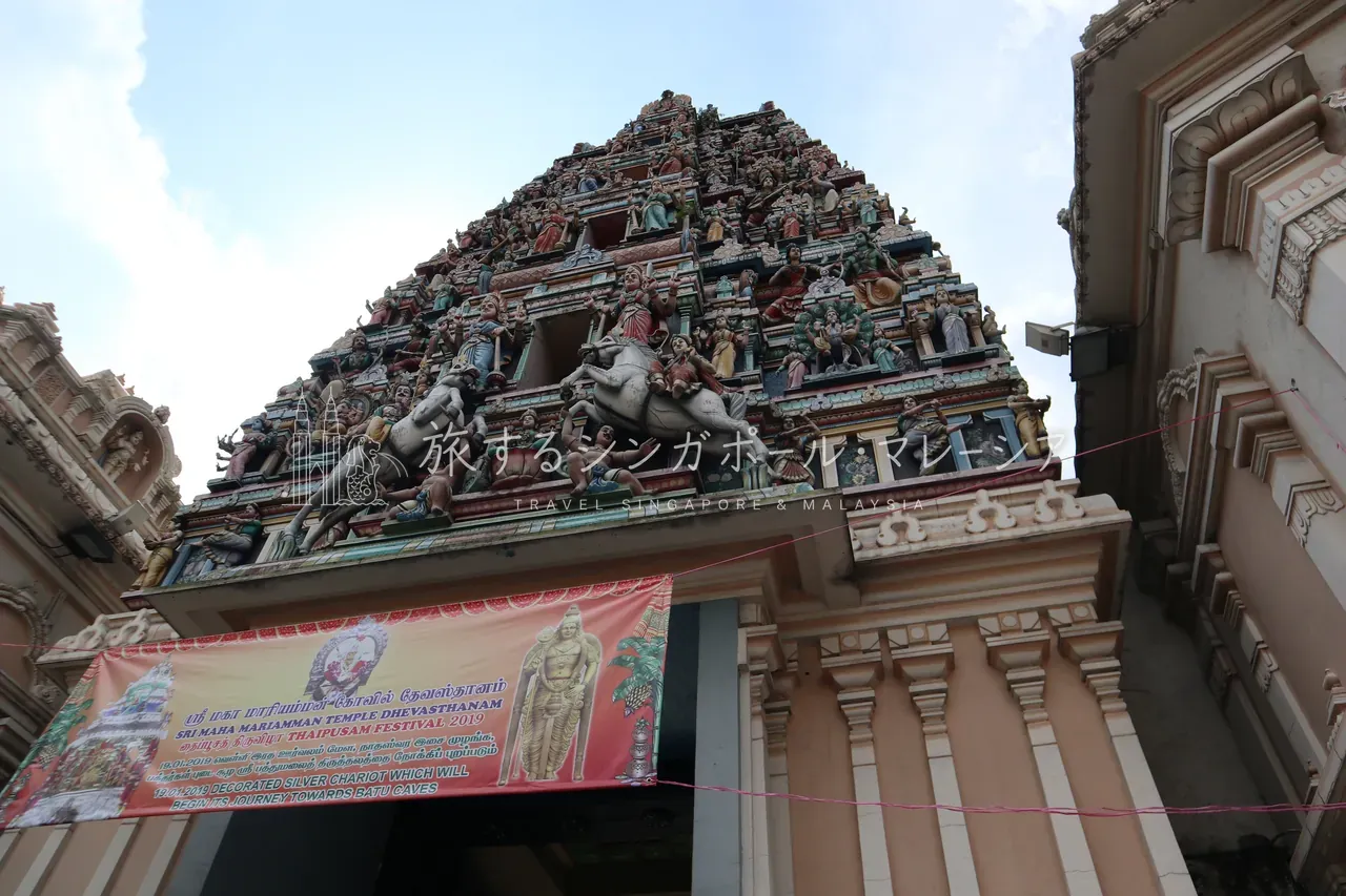 ゴープラムを真下から。神々の彫像がぎっしり。中華の街のただ中に、インドの神々の世界が同居します。