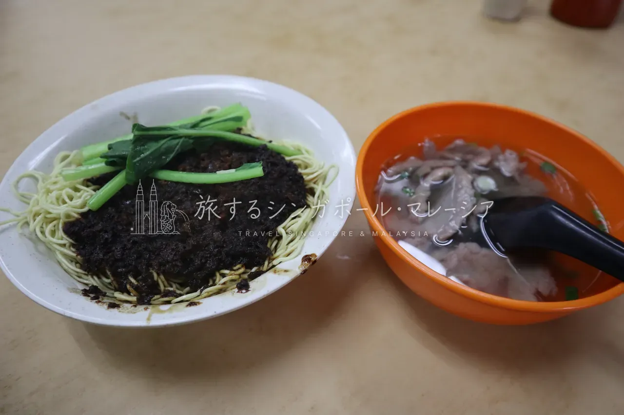 新九如の一杯。黒ソースの汁なし麺＋ワンタン、そして鶏足のスープ。KLらしい老舗の味。