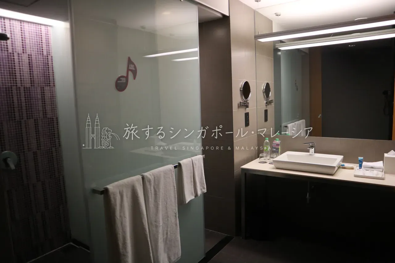 左:洗面・トイレまわりも清潔で機能的。右:枕元やデスクに電源・USBがしっかり用意されています。
