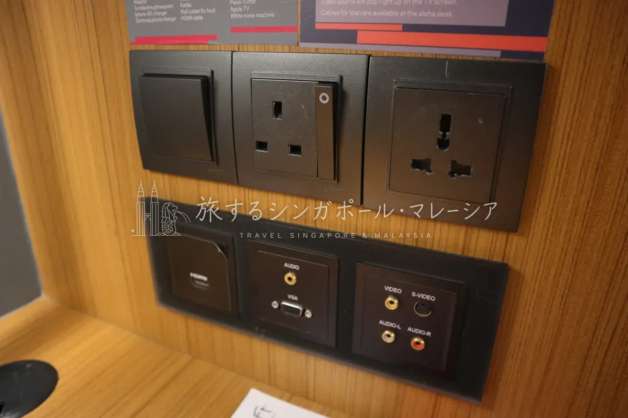 左:洗面・トイレまわりも清潔で機能的。右:枕元やデスクに電源・USBがしっかり用意されています。