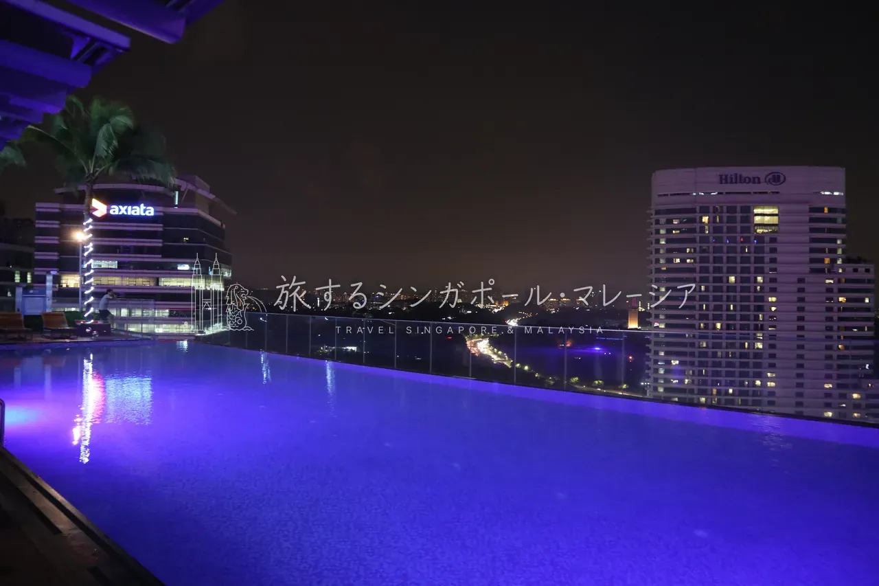 夜はムーディーに光る