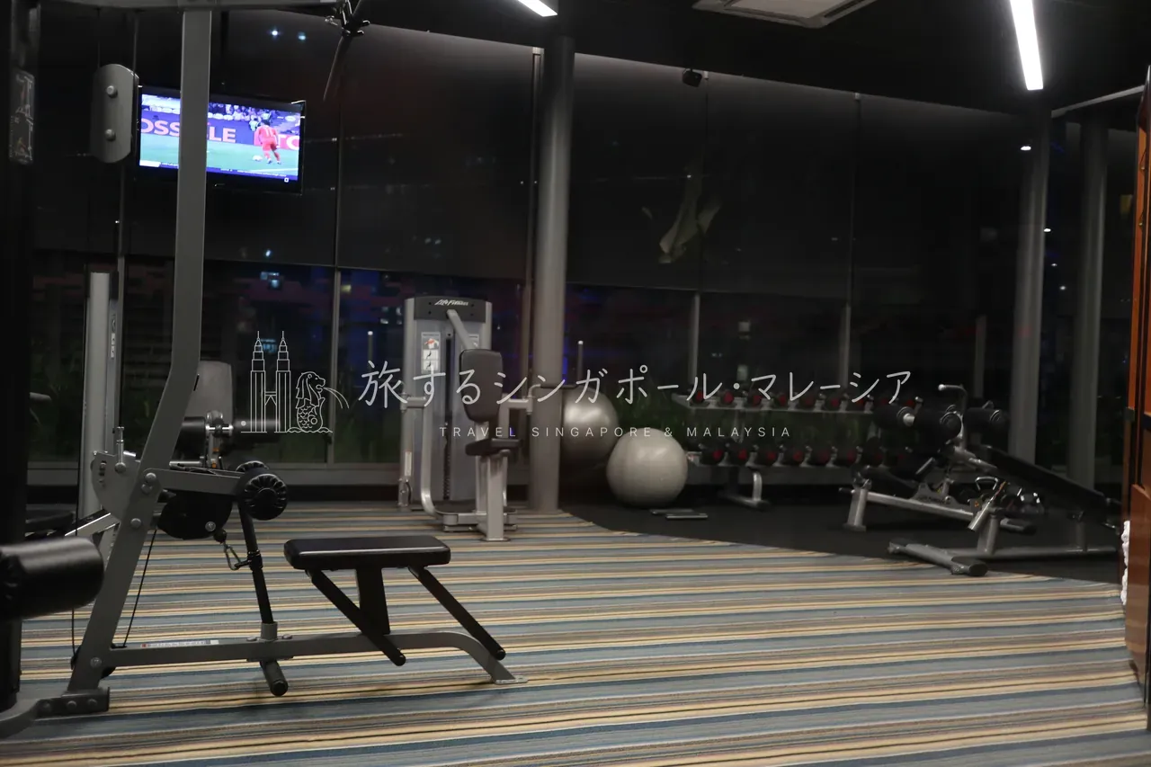 夜景を望むフィットネスジム