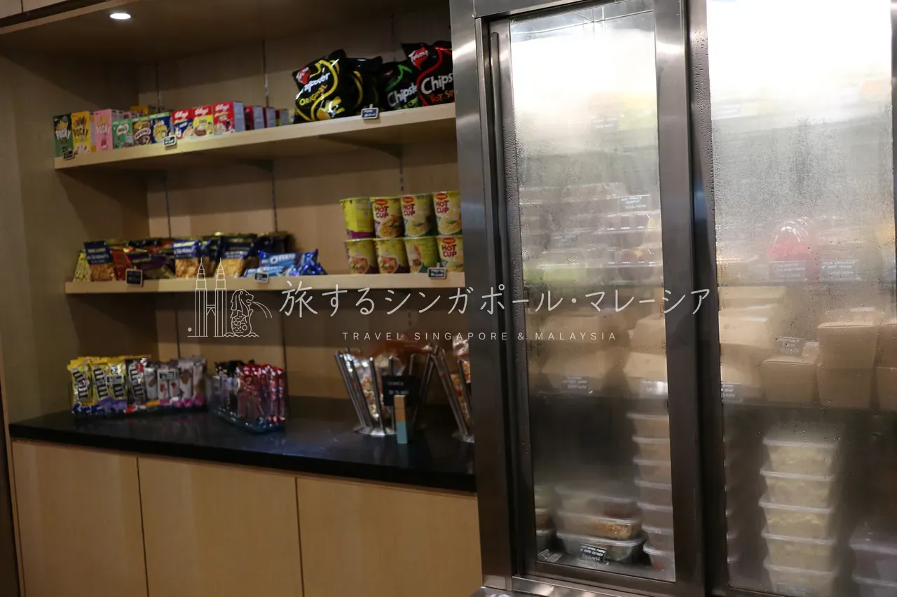 左:スナックや飲み物が並ぶコンビニ型の売店。右:朝食は中庭のテラス席もあり、Egg Stationで卵料理を焼いてもらえます。