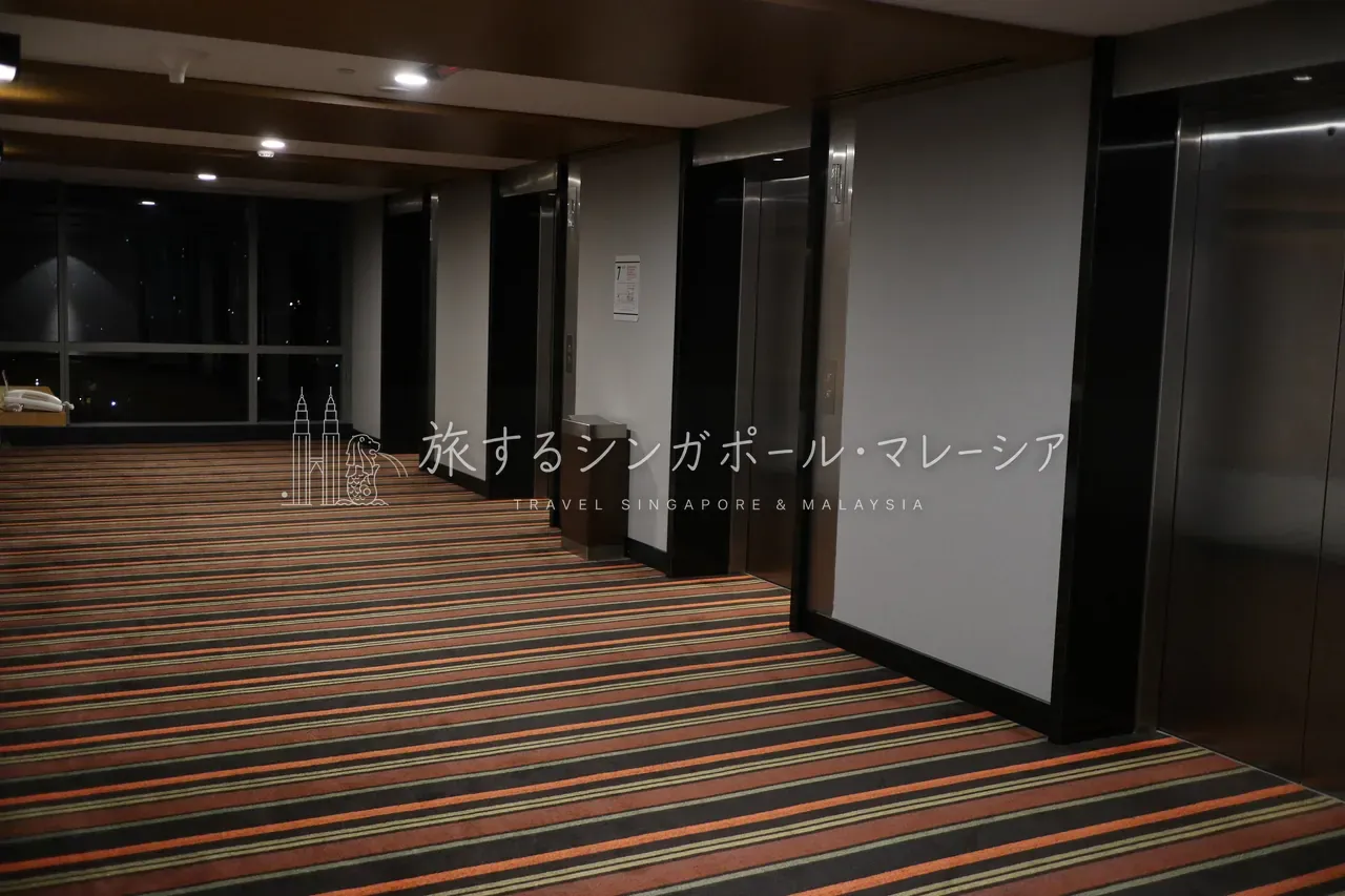 左:車止めからしてレゴ感あり、好きな子なら入口でテンションMAX。右:この奥がすぐレゴランド。本当に目の前で、遊び倒すには最適な立地。