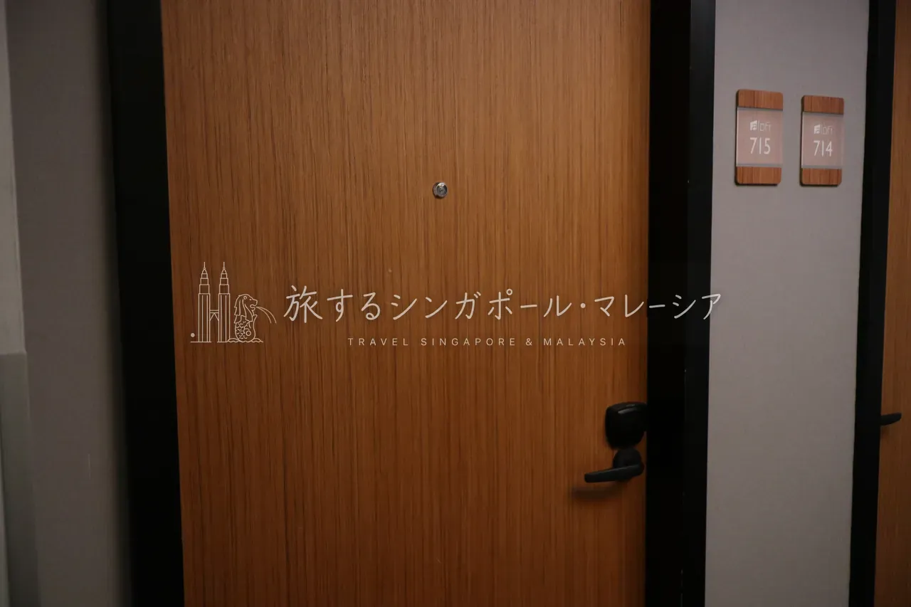 左:収納棚まわり。バスローブやセーフティボックスなど一通り揃っています。右:洗面はシャワーのみ。バスタブはありませんが許容範囲です。