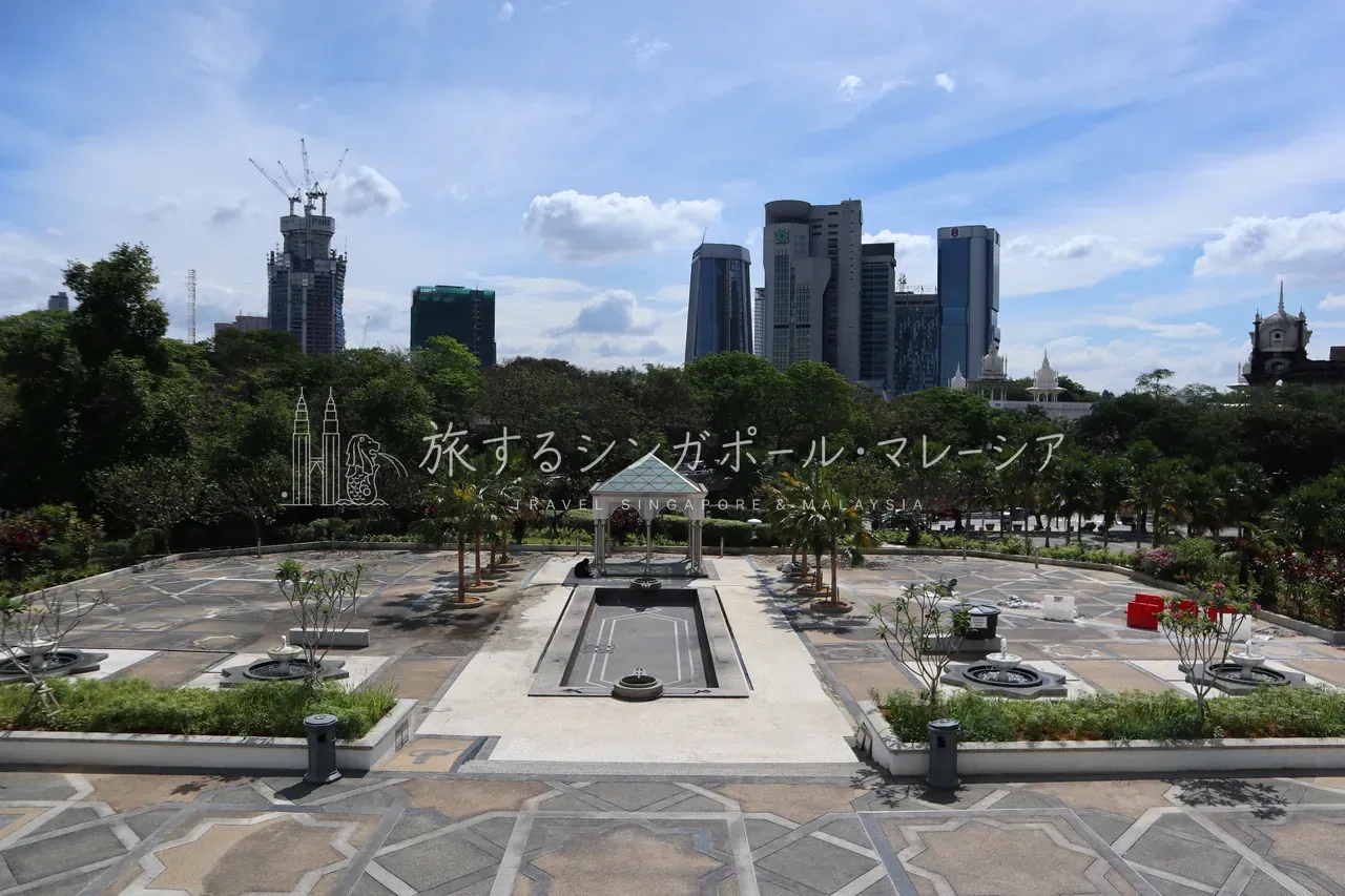 左:KLタワーを含むスカイライン。モスクの幾何学庭園が前景になって絵になります。右:ドームを戴く旧KL裁判所など、コロニアル建築群も一望。新旧の対比が楽しい。
