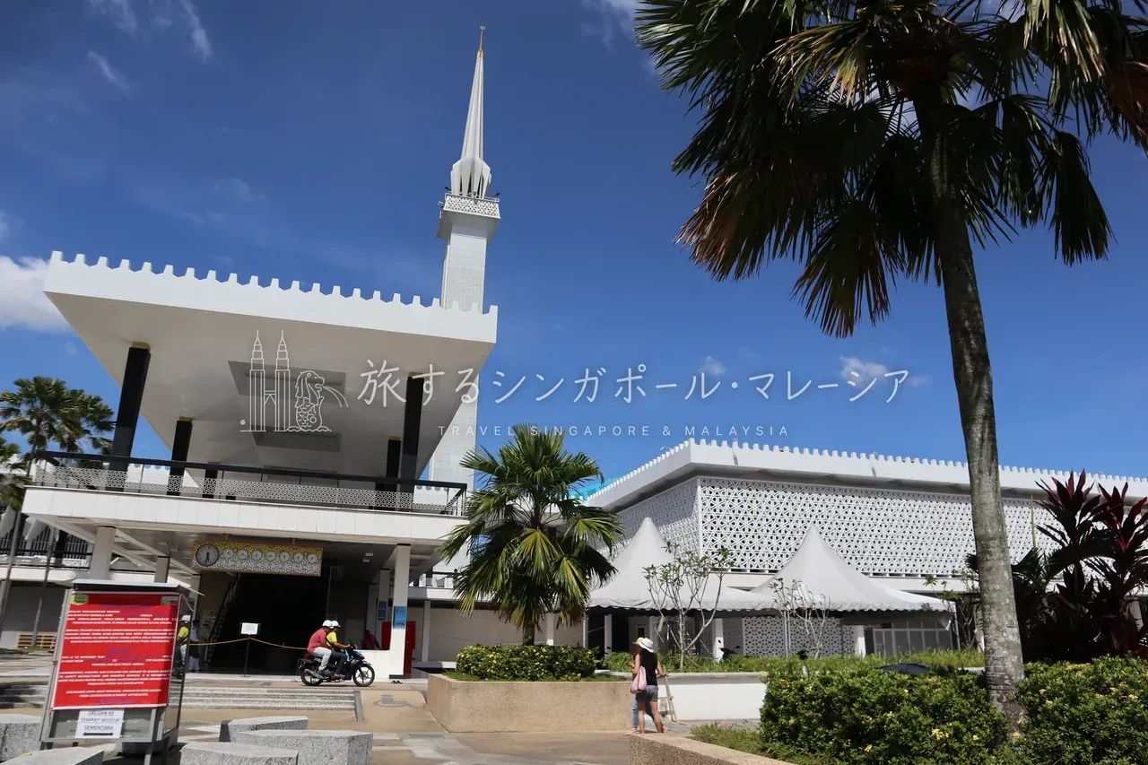 左:開放的な前庭から見上げるミナレットと人々。土足厳禁なので、入口で靴を脱いで上がります。右:赤い装飾が効いた正門ゲート。ここで服装チェックがあり、必要ならローブを借ります。
