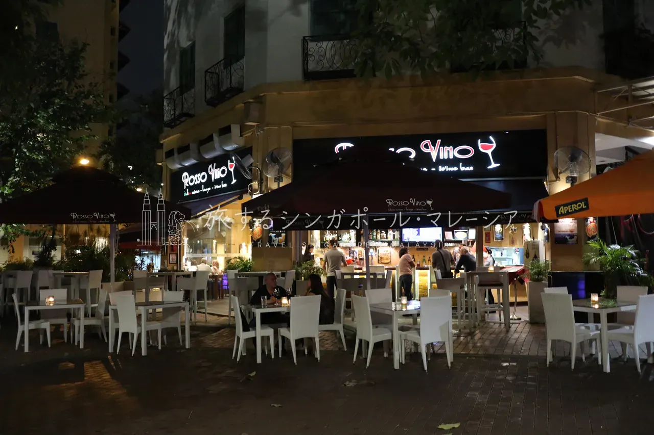 パラソルを広げた屋外テラス席が並ぶワインバー『Rosso Vino』。夜になるとキャンドルの灯るテーブルで一杯やる人たちで賑わいます。気取らず外飲みできるのも、この街らしい過ごし方です。