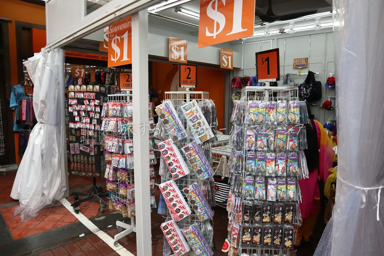 左:チャイナタウンのお土産屋さん。1ドル〜と本当に安い。右:セントーサのマーライオン店だと同種のマグが1個20ドル(約2,500円)はする……柄は好みだが割高。買う場所で大きく変わる好例。