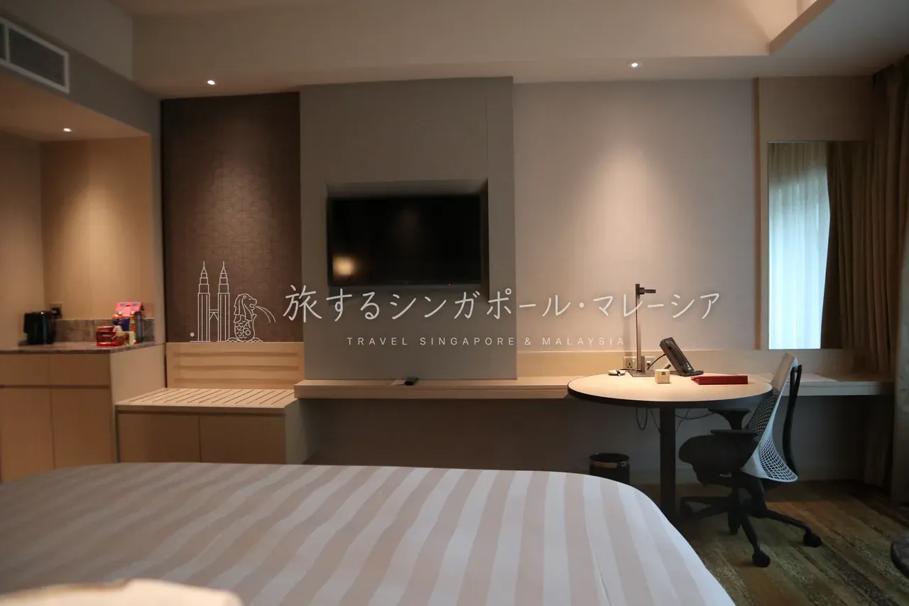 左:ベッドの上から。テレビも普通に見える配置。右:ベッドサイドまわり。