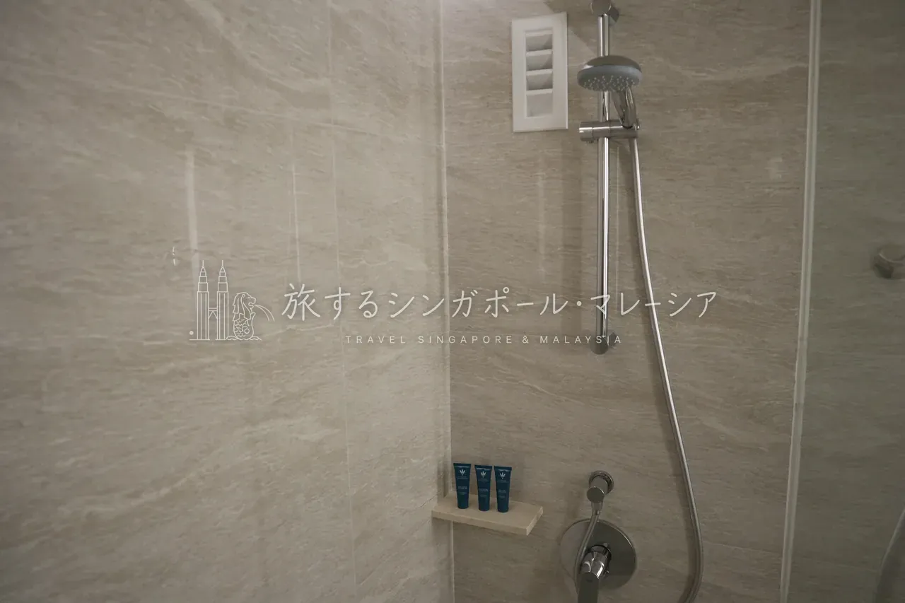 左:フロント周辺。ソファーもあり広め。右:エレベーターホール。まあ普通ですね。