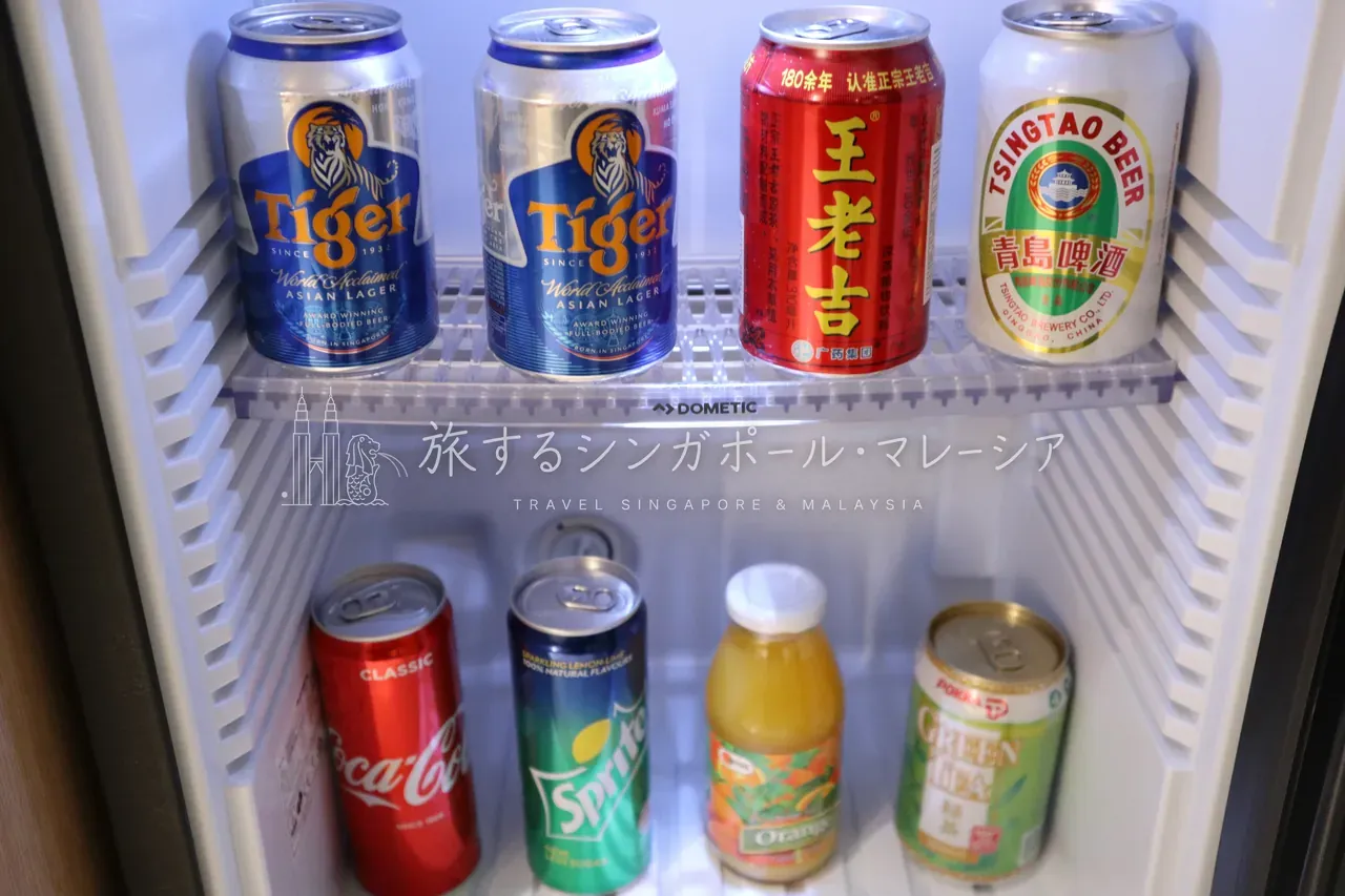 左:ミニバー。よくある構成で不便なし。右:ミニバーの中身も普通。