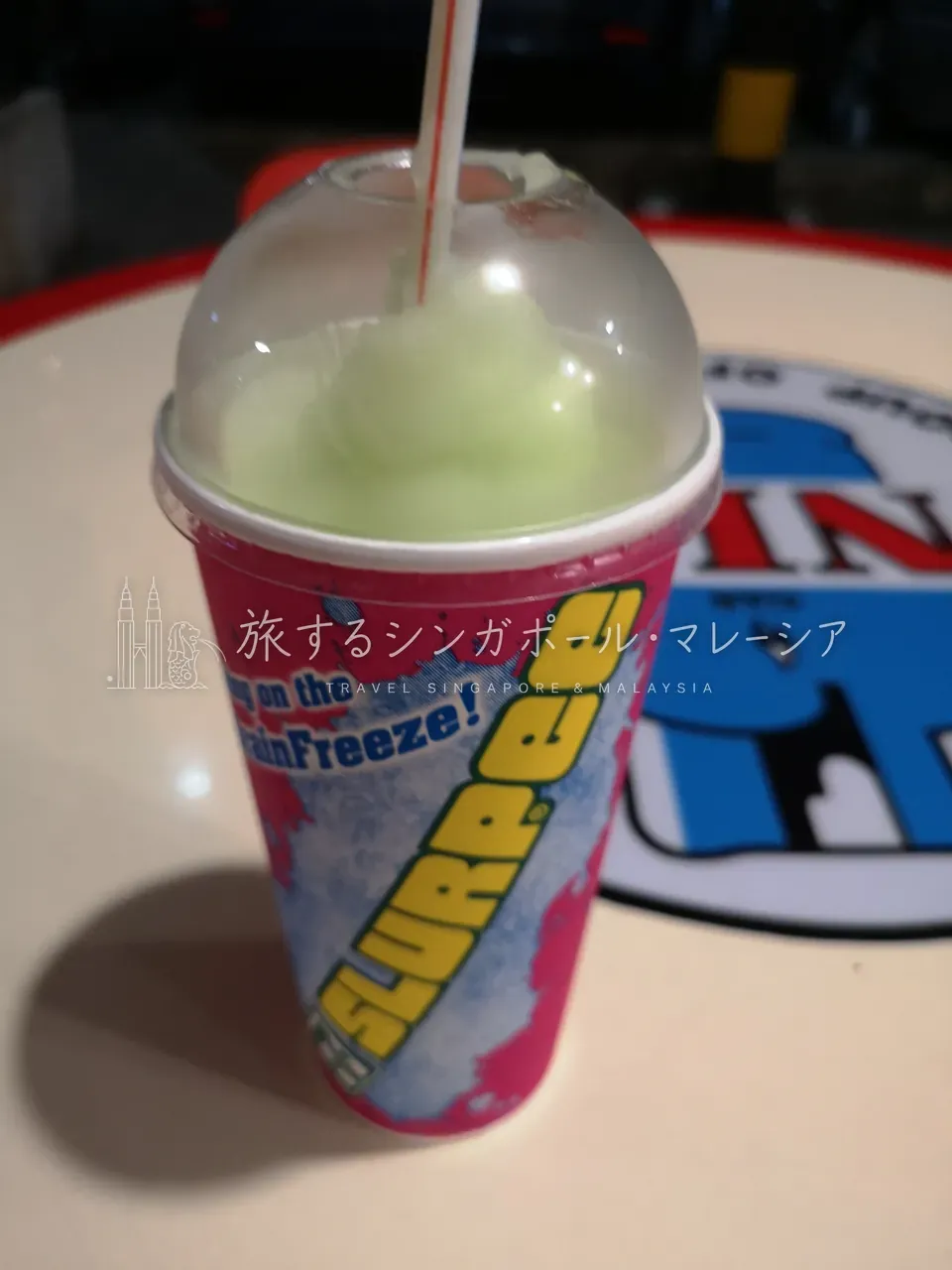 蛇足ですが、大きめのセブンには炭酸フローズン“スラーピー”も。常夏の国らしい一杯。