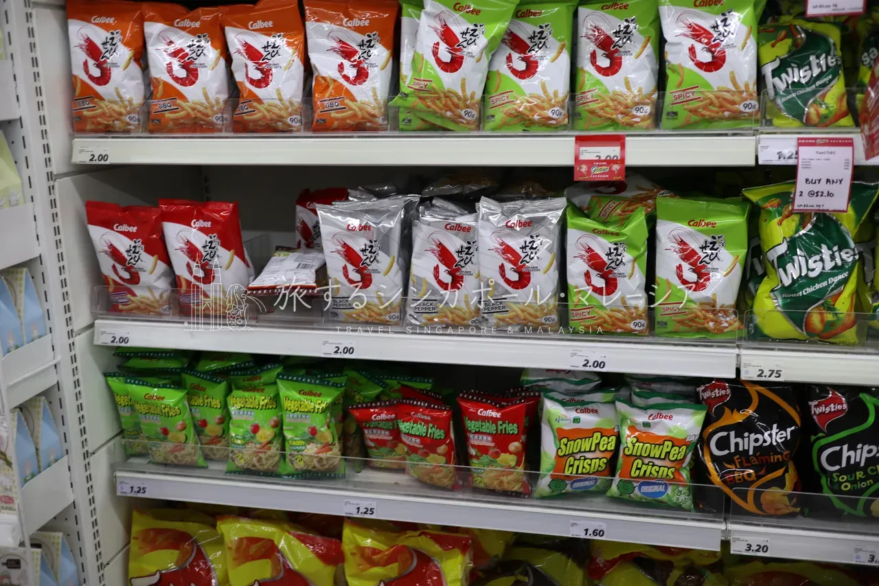 果物はグラム売り・大量売りが基本で産地は世界中から（パキスタンのみかんも）。お菓子は日本メーカーも多く、値段はそこまで高くない。