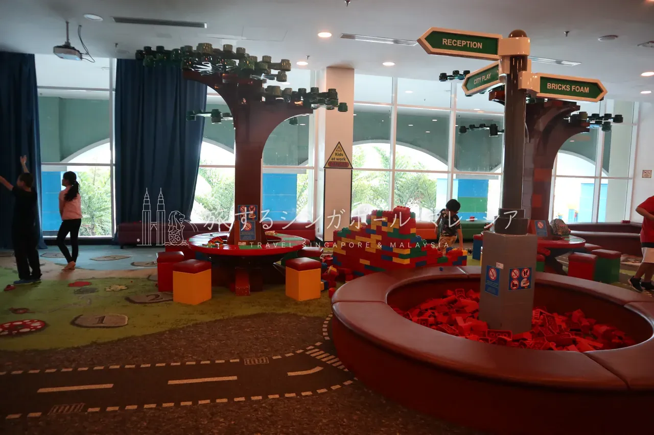 左:少し離れた所には大きめのレゴ風スポンジ遊具も。小さい子はこちらのほうが安心。右:遊び場エリアはかなり広く、最初からテンションが上がりっぱなしになります。