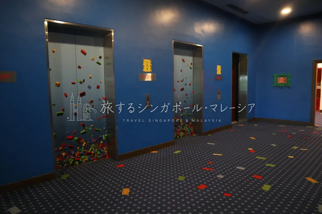 左:エレベーターホールからして楽しげ。右:エレベーターの内装もこの通りで、乗るだけでも子供が喜びます。