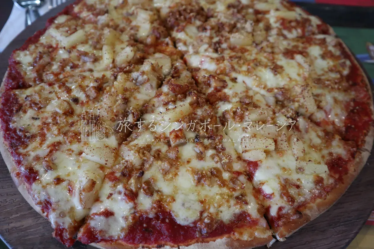 園内レストラン「PIZZA Mania!」。飲食物は持ち込み禁止で入口に手荷物検査もあるので、食事は園内で。お値段はやはりシンガポール価格ですが、ピザは普通においしかったです(アラカルトピザ10インチ34リンギ〜、ファミリーコンボB 90リンギなど)。