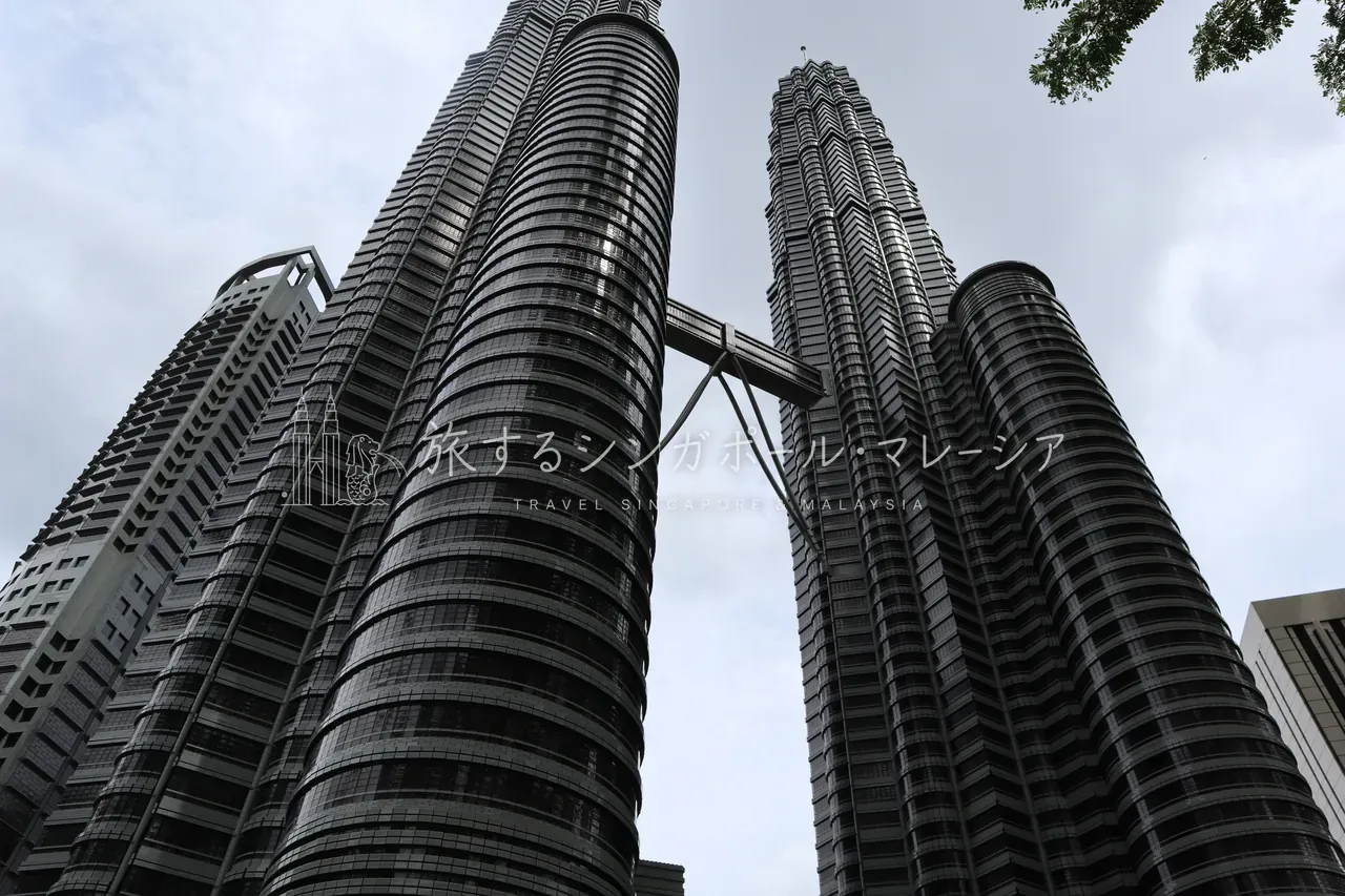 左：レゴで再現されたMINILANDの街並み（アジアの名建築がずらり）。右：乗り物系が多いLEGO CITY。広い園内をゾーンごとに歩いて回ります。
