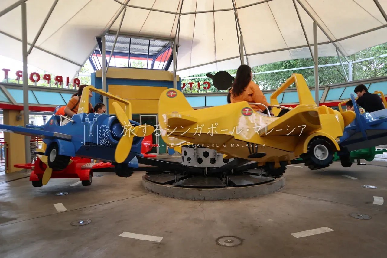 左:レゴレスキューアカデミー(消防車を動かして放水で火を消す。子供だけ110cm・6歳以上、親同伴90cm・4歳以上)。右:レゴシティエアポート(くるくる回って上下する、結構がくがくするやつ。一人120cm・6歳以上)。