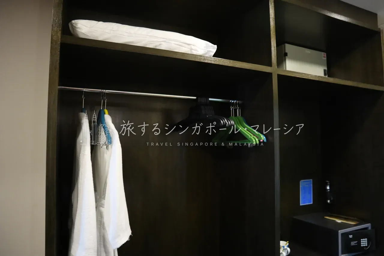 左:収納棚まわり。バスローブやセーフティボックスなど一通り揃っています。右:洗面はシャワーのみ。バスタブはありませんが許容範囲です。
