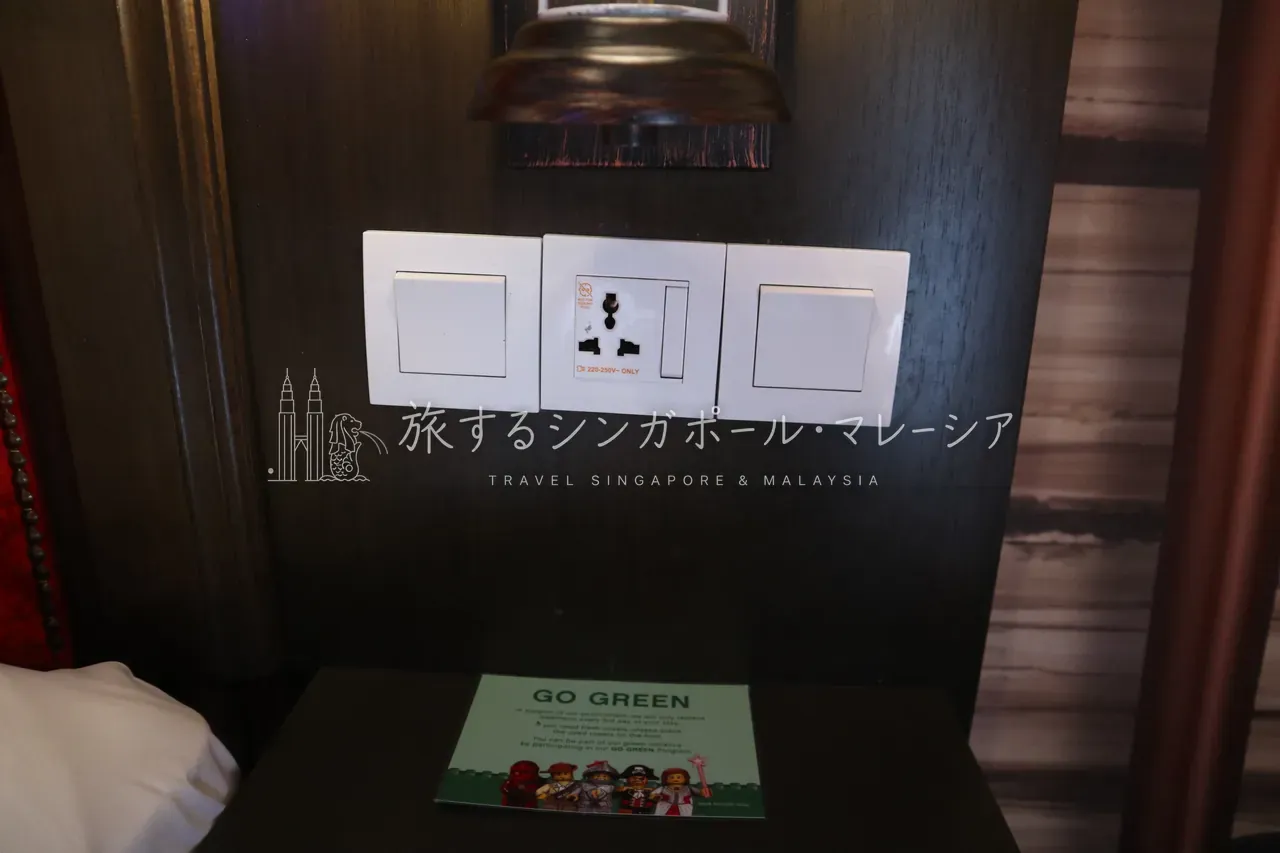 左:これが宝箱。中にはちょっとしたお土産が入っていて、これが結構面白い。右:コンセントは万国共通タイプで、日本のプラグもそのまま挿せます。