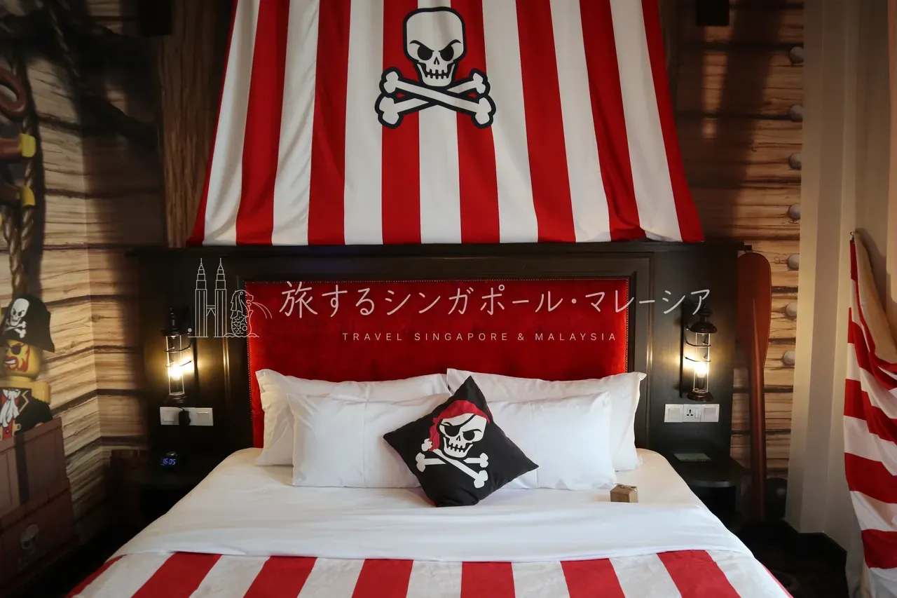 左:部屋の配置はこんな感じ。右:ベッドまわりも徹底してレゴ。コンセプトは部屋ごとに色々あります。