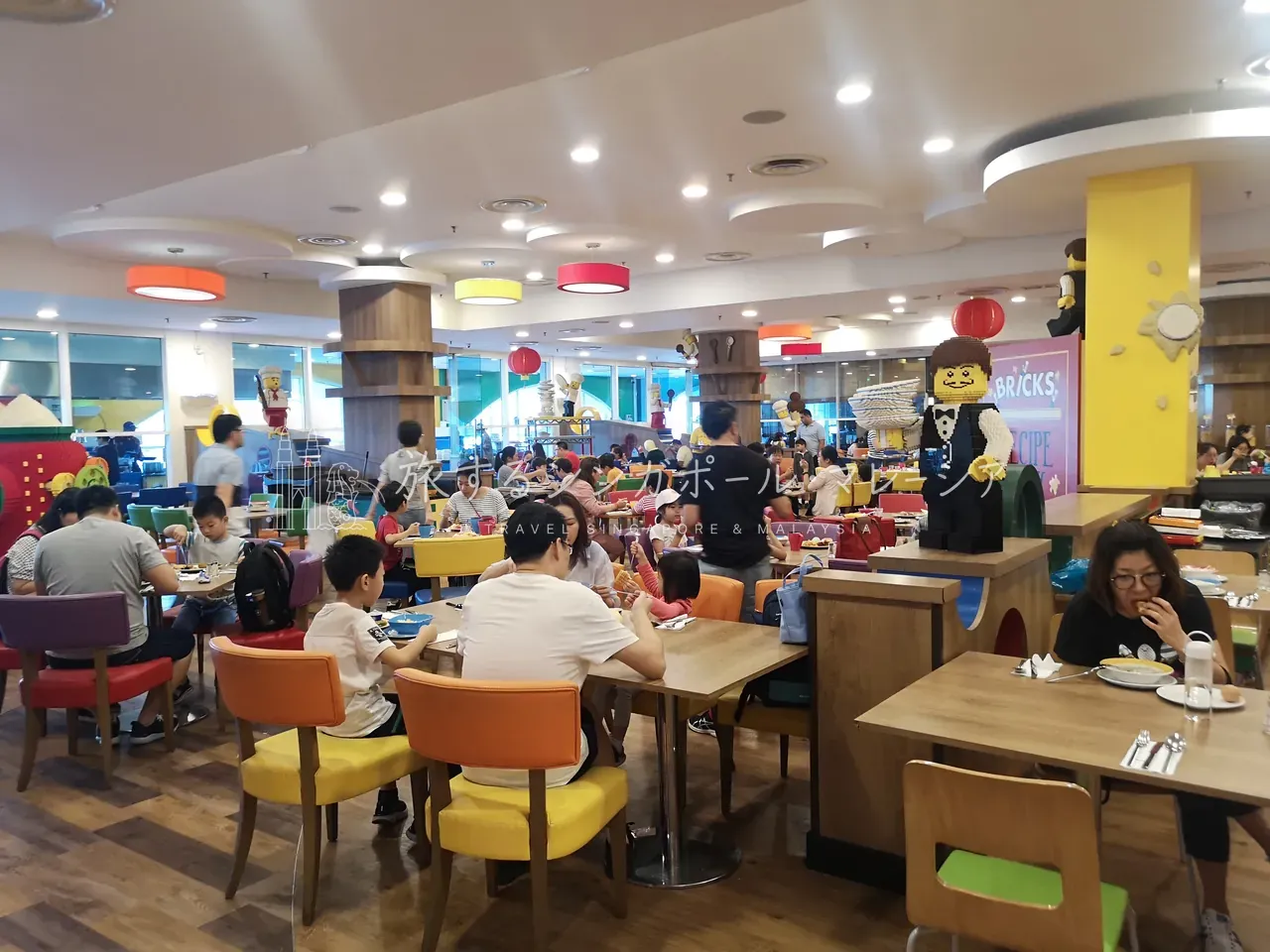 左:朝食会場の入口。混む時間帯はフロントから案内があるので、ピークは避けるのが正解。右:会場はかなり広めですが、それでも人でいっぱいになります。