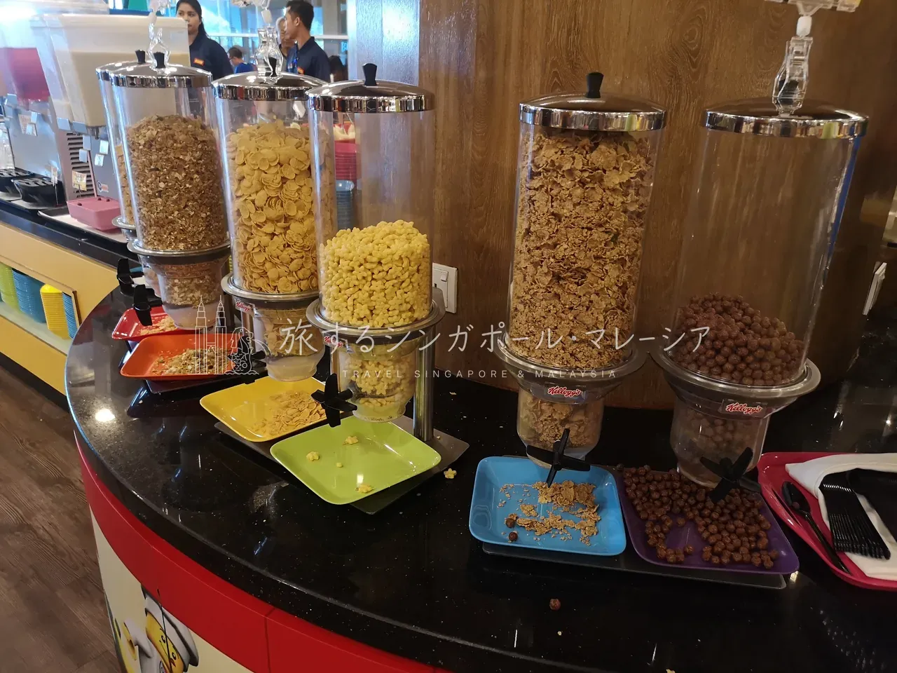 左:飲み物コーナー。右:シリアル・フレーク類も揃っています。