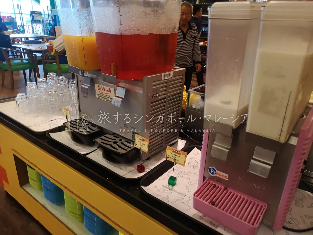 左:飲み物コーナー。右:シリアル・フレーク類も揃っています。