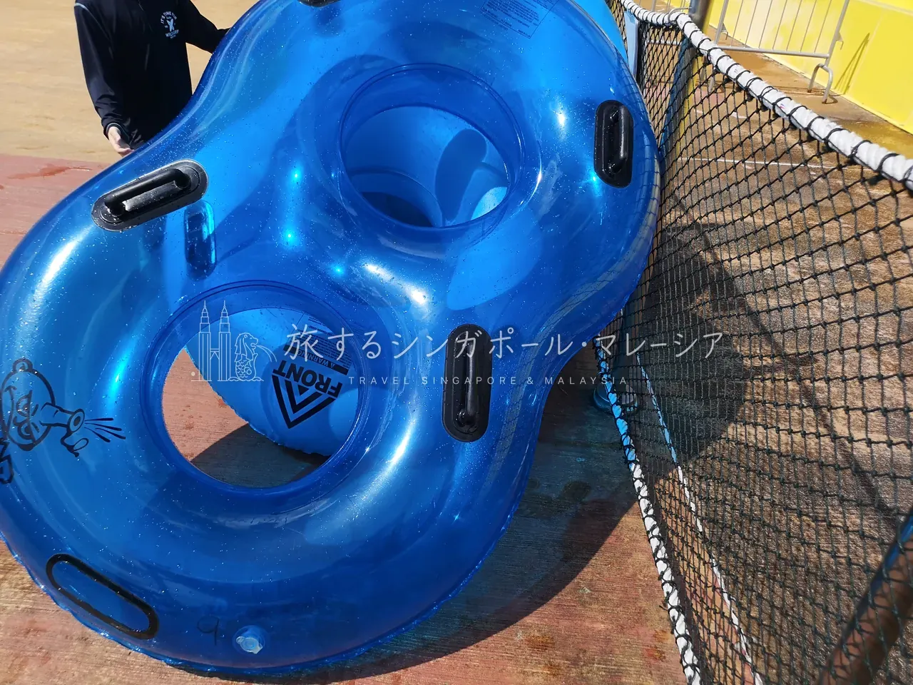 こういう浮き具は無料で貸してくれます。人はいますがそこまでではなく、スムーズに滑りまくれるのがありがたい。小学生以上ならスライダー側のほうが楽しいかもしれません。