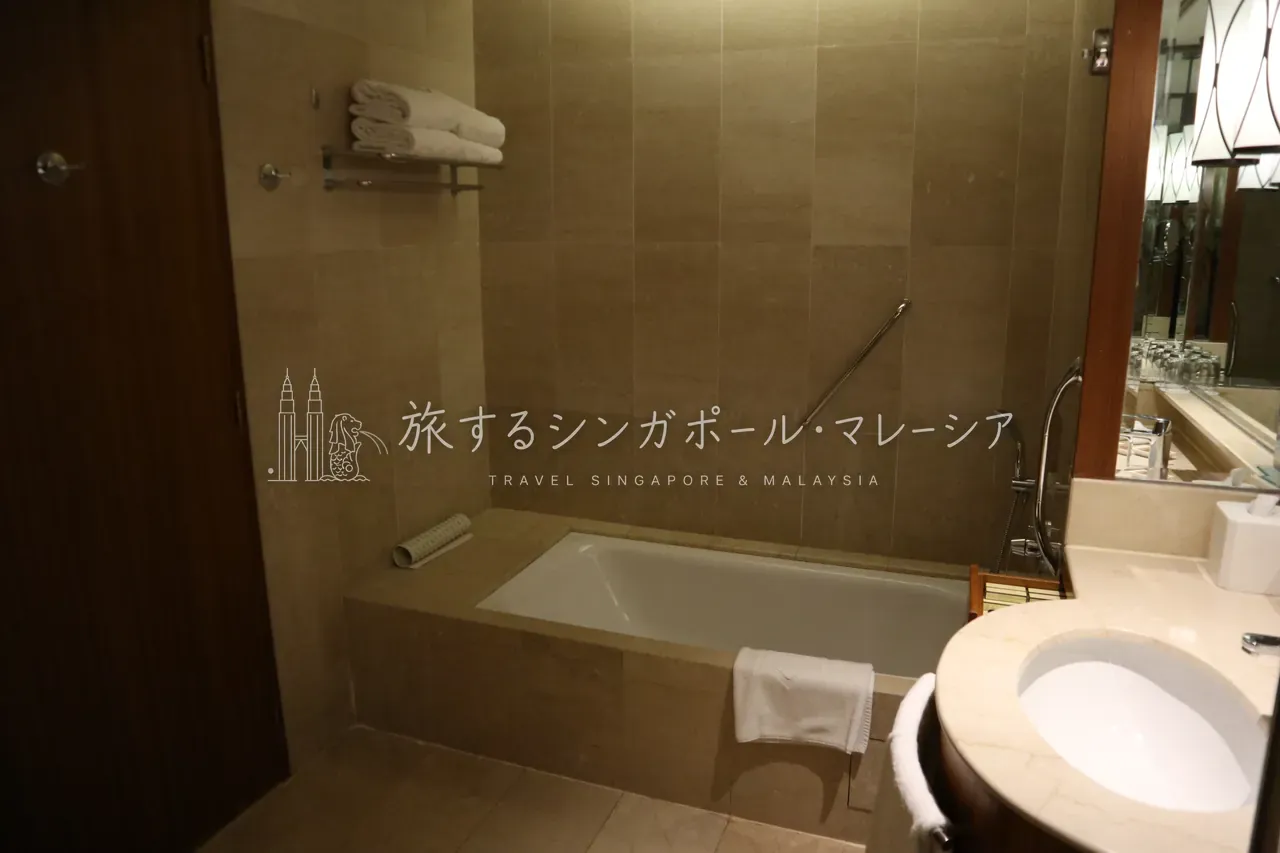 左:反対側にはバスタブ。広々&タオルもたっぷり。右:アメニティは一通りそろっています。