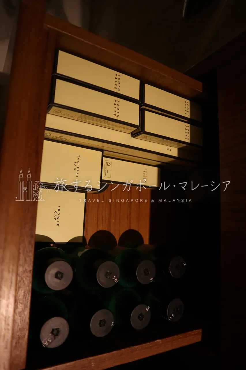 左:反対側にはバスタブ。広々&タオルもたっぷり。右:アメニティは一通りそろっています。