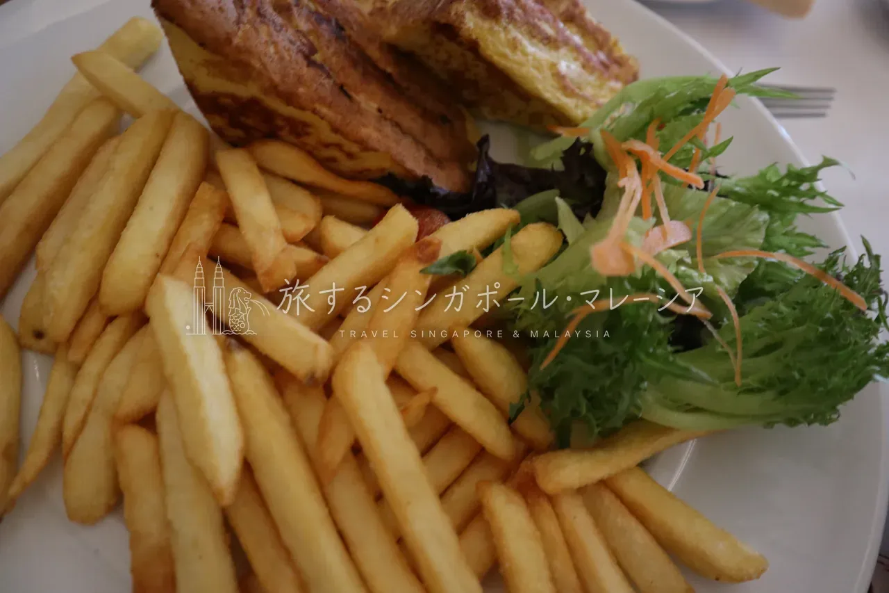 左:Monte Cristo Sandwich(RM36)。右:Spaghetti Aglio e Olio(RM32)。どちらも普通においしかった。