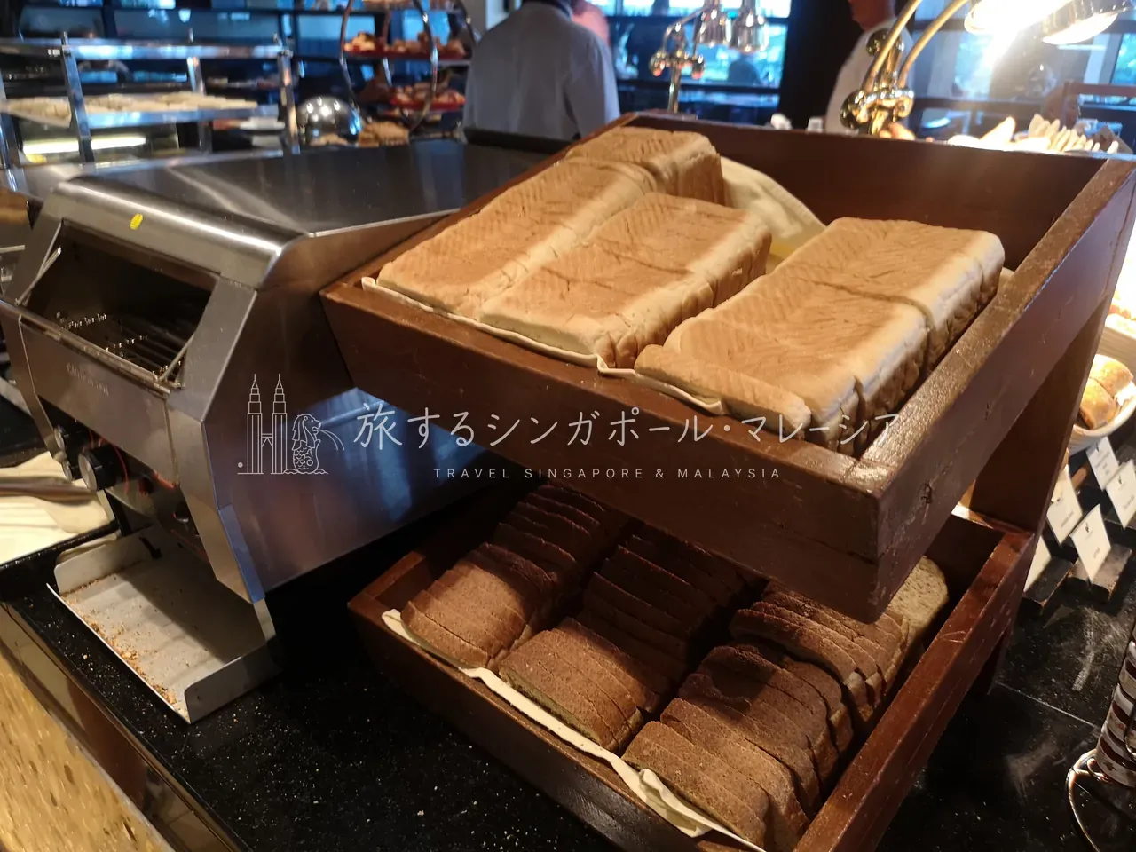 左:オーブン完備。右:甘い系のパンもそろっています。