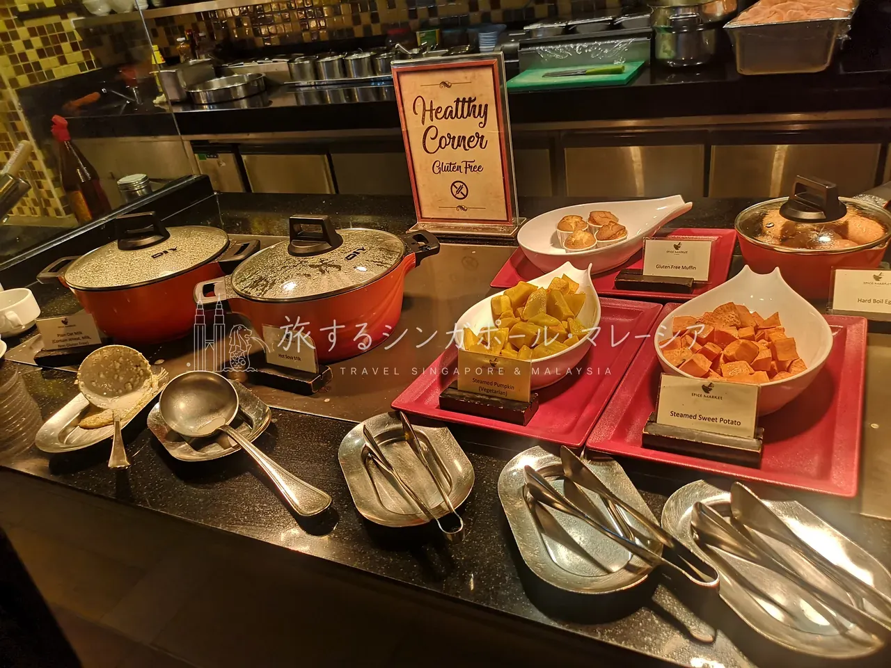 左:フォーのライブキッチン。右:カレーにロティチャナイもあります。