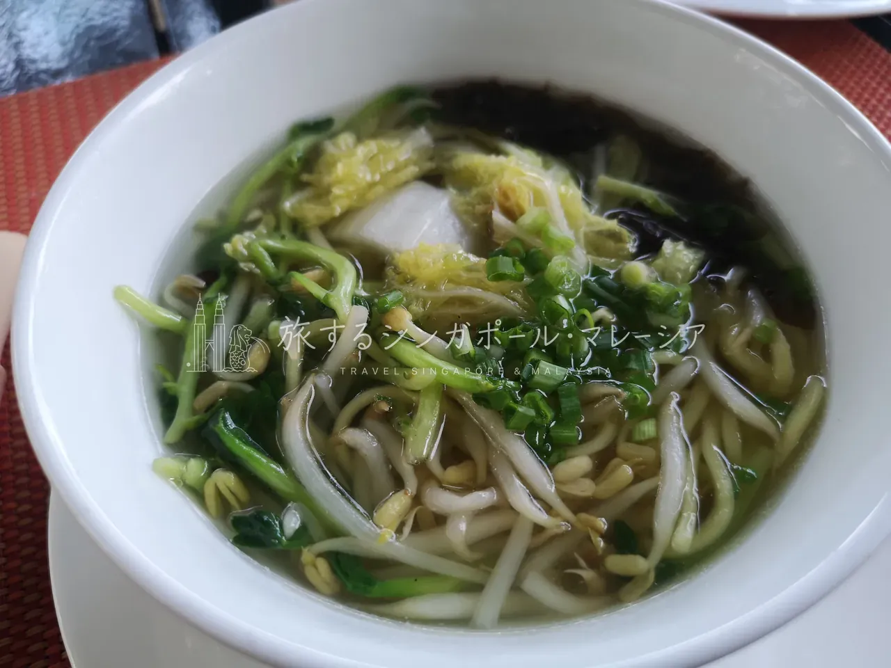 左:フォーのライブキッチン。右:カレーにロティチャナイもあります。