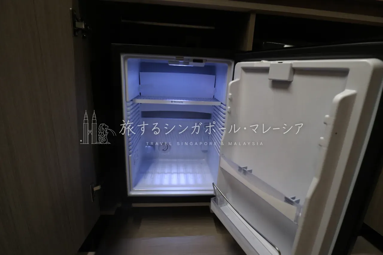 空の冷蔵庫