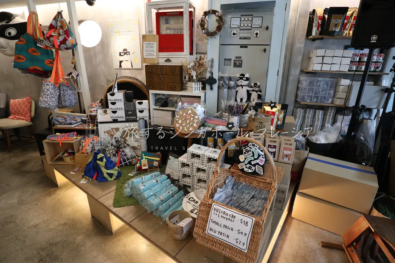 左:クッキー4.9ドル(約610円)、カヤペースト8ドル(約1,000円)、ココア4.8ドル(約600円)など日持ちする品はお土産向き。右:店内は猫グッズ多数。グッズ目当てのファンにも。