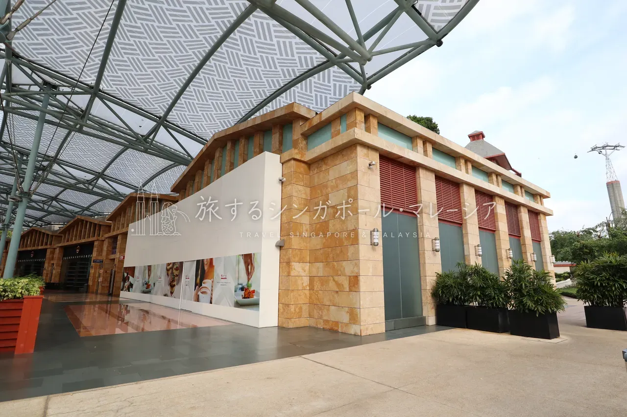 石貼り&白い大屋根の建築